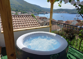 Tranquil Escapes on Vis Island: Sun, Serenity, and Jacuzzi Bliss in Kut