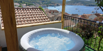 Tranquil Escapes on Vis Island: Sun, Serenity, and Jacuzzi Bliss in Kut