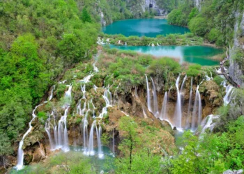 Discover the best places to visit in the Balkans, from Dubrovnik's beaches to Lake Bled's beauty. Explore hidden gems, historic sites, and natural wonders.