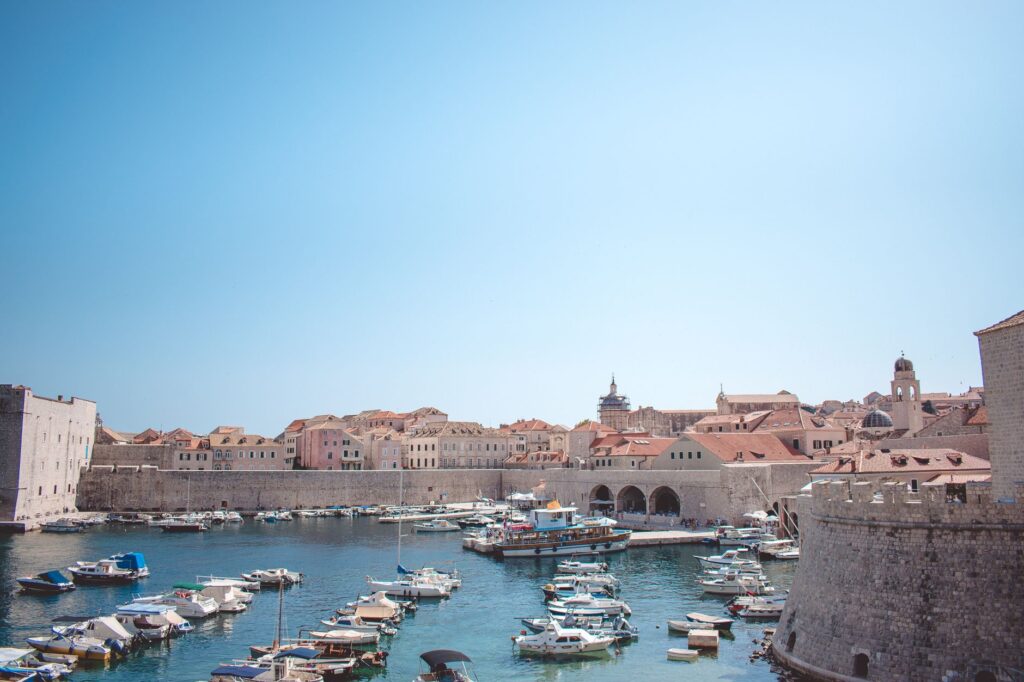 Dubrovnik, Croatia — Charming view of the historic harbor in Dubrovnik, Croatia, with boats and medieval architecture.