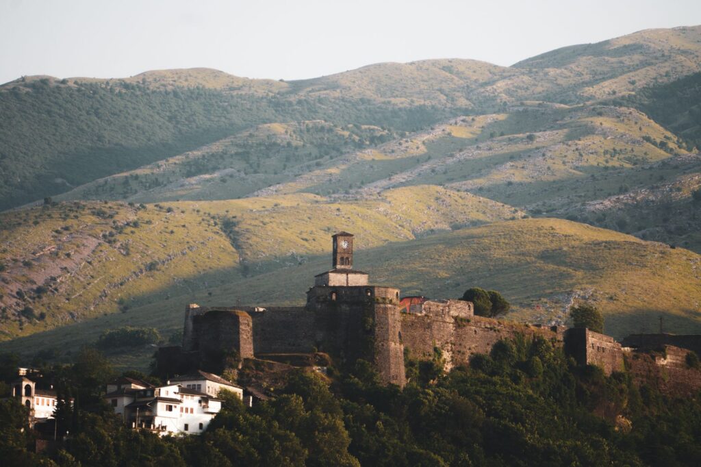 Gjirokaster, Albania — Aerial view of Gjirokaster Fortress amidst lush green hills in Albania