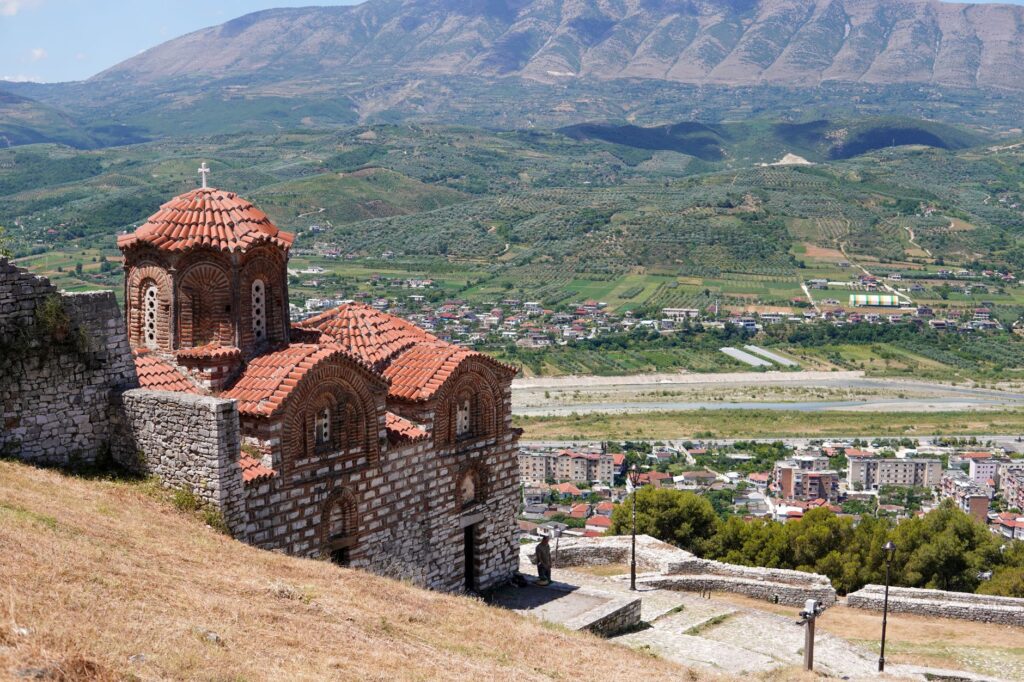 Gjirokaster, Albania — Stunning view of a church and landscape in Gjirokaster, Albania.