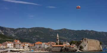 Igalo, Montenegro — Explore the scenic beauty of Budva's historic old town and coastline in Montenegro.
