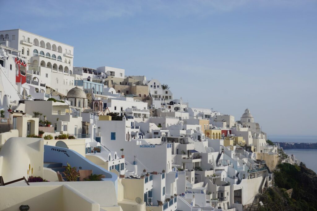 Loutraki, Greece — Scenic view of Santorini's whitewashed buildings and Aegean Sea from Thera, Greece.