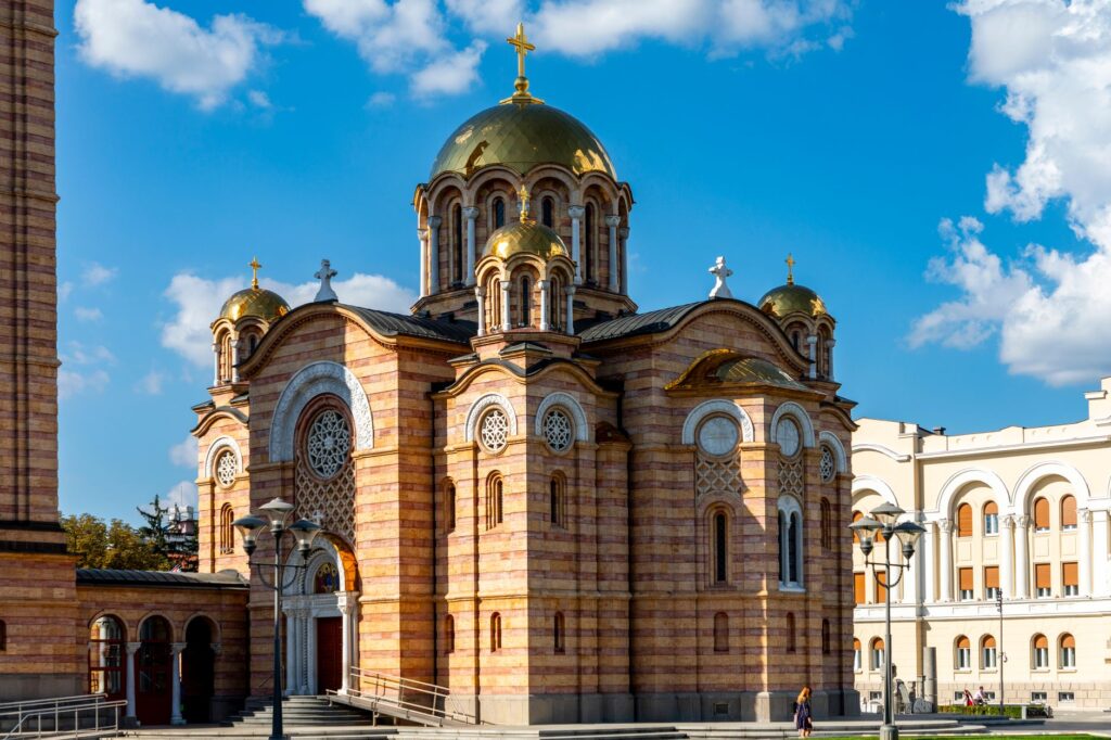 Banja Luka, Bosnia and Herzegovina — Beautiful exterior of the Orthodox Cathedral with golden domes in Banja Luka, Bosnia.
