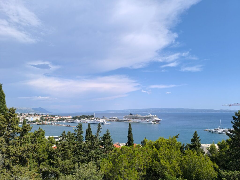 Split, Croatia — Beautiful panoramic view of Split harbor, Croatia, with cruise ships and lush greenery.