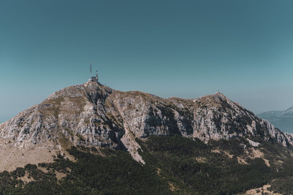 Cetinje, Montenegro — Scenic view of Mount Lovćen in Cetinje, Montenegro under clear skies.