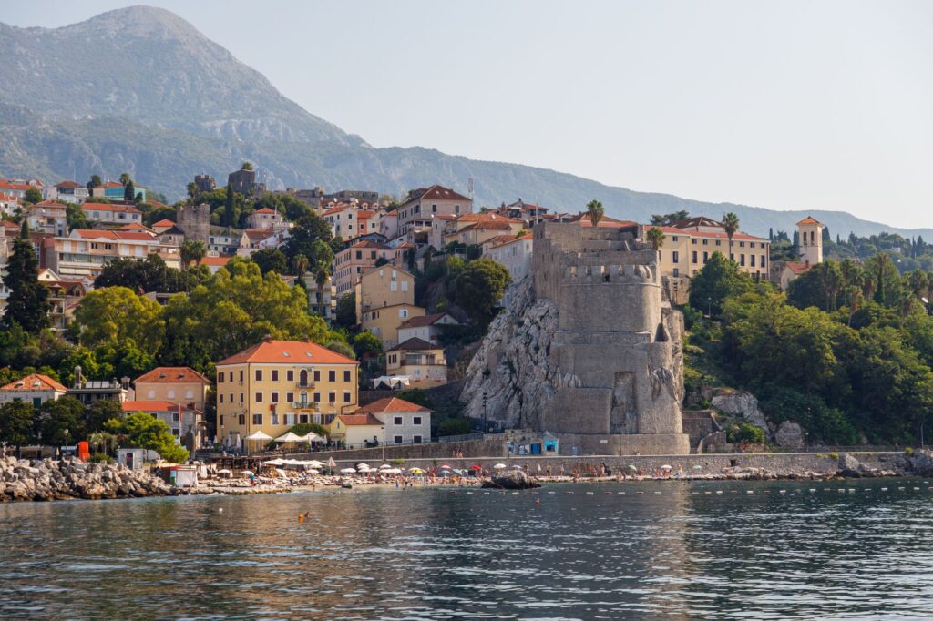 Herceg Novi, Montenegro — Explore the stunning coastal view of Herceg Novi, Montenegro with the historic Kanli Kula tower by the Adriatic Sea.