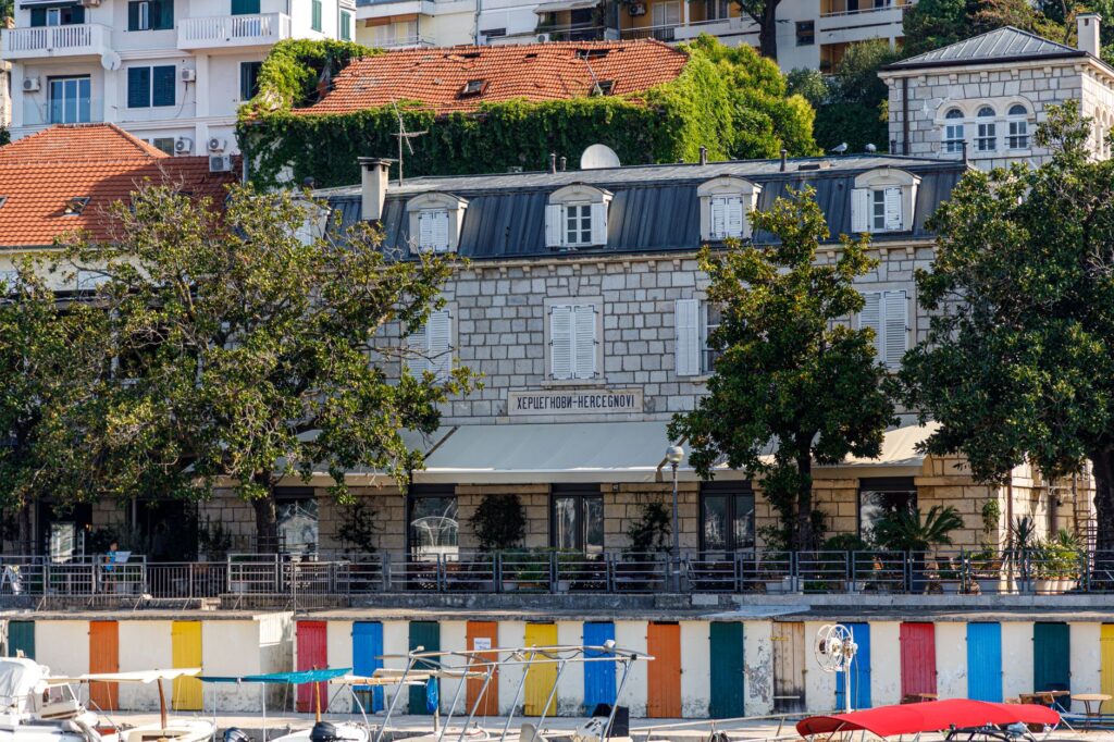 Herceg Novi, Montenegro — Picturesque view of a historic building by the waterfront in Herceg Novi, Montenegro.