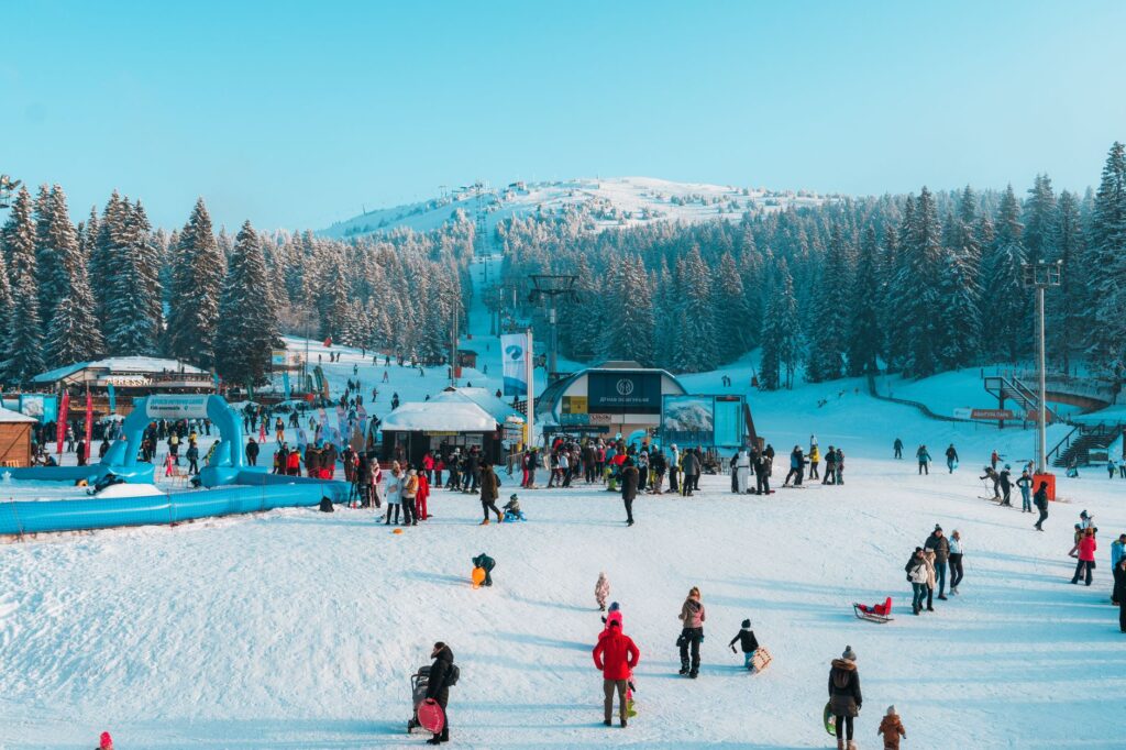 Kopaonik, Serbia — Lively winter day at Kopaonik ski resort, Serbia, with skiers enjoying snow and mountain views.