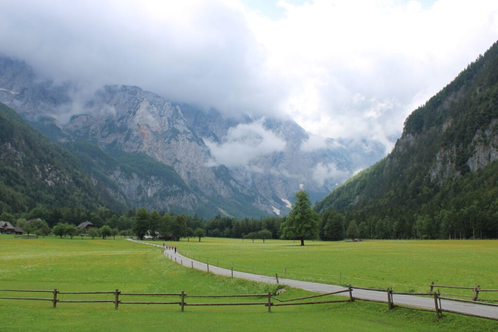 Soča Valley, Slovenia — Beautiful mountain valley in Logarska Dolina, Slovenia with lush green fields and cloudy peaks.