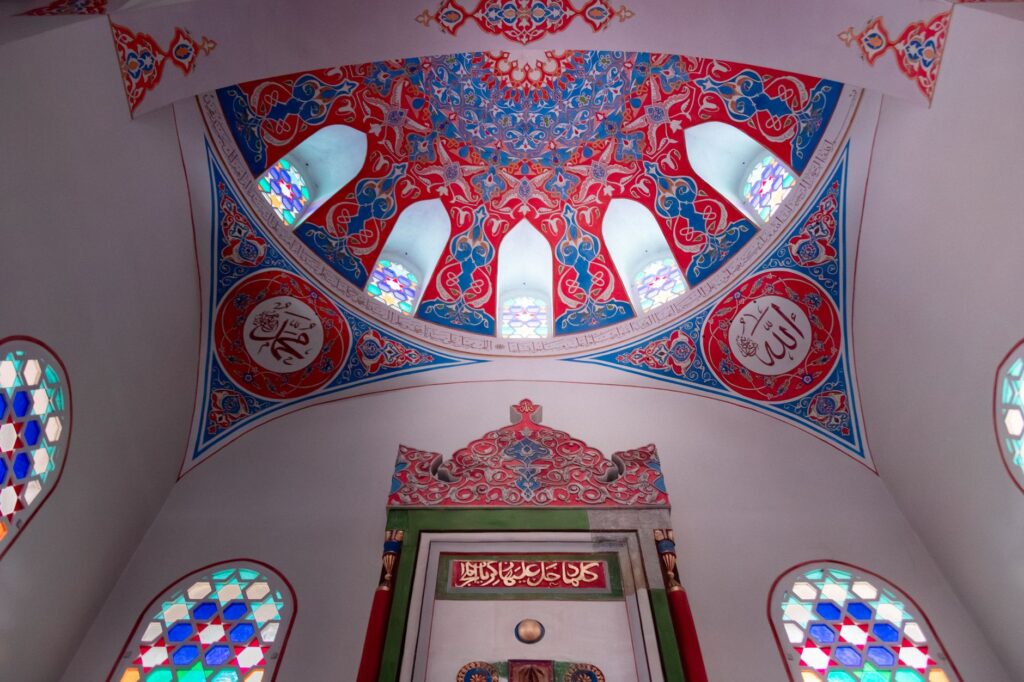 Vrnjačka Banja, Serbia — Beautifully detailed Islamic dome interior with colorful stained glass in Banja Luka, Bosnia and Herzegovina.